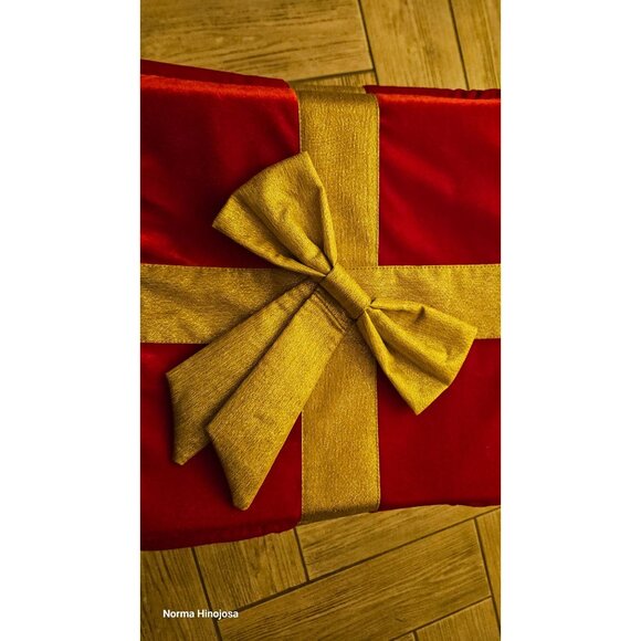 Red & Gold Gift Box-Themed Christmas Pet Bed With Bow - Picture 4 of 5